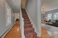 Colonial House, w/Yard,7min walk to Downtown Lenox