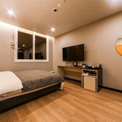 Deluxe B (Large King Bed, Bathtub) 더케이호텔 쿠폰