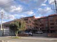 3-bedroom apartment. 10min away from CathedralTranvia stops in front of it.