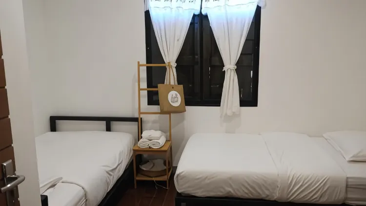 ห้องเตียงแฝดพร้อมห้องน้ำส่วนตัวซึ่งตั้งอยู่ด้านนอก
