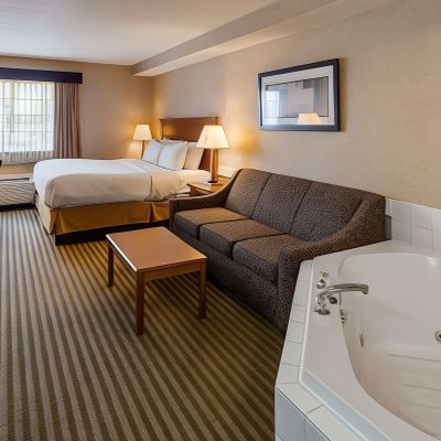 Suite-1 King Bed, Mobility Accessible, Communication Assistance, Bathtub, Kitchenette, Sofabed, Non-Smoking