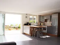 Sea view garden apartment with pool option. Near beach between Nice and Monaco エズのホテル