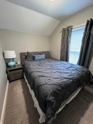 Tiny Home, Spa Next Door, Deck, Walk to Farmers Market Hotel di 