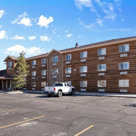 Pinedale Hotel & Suites Отели в г. Пайндейл