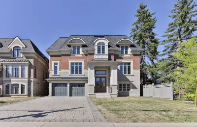 Modern. Bright. Brand New central North York home Hotele w: 