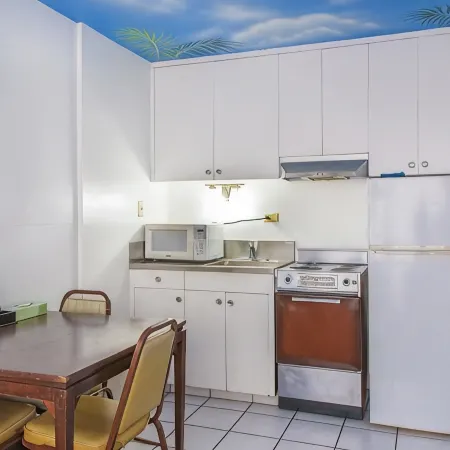 Holiday Surf Hotel (with Full Kitchen)