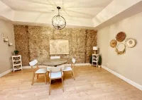 #SuiteDreamsLawrence - Historic Downtown Loft - sleeps up to 6!
