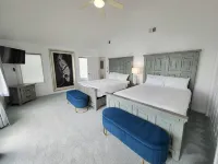 PRIVATE BEACH: BEACHFRONTS & BALCONIES @ NIANTIC W/ 6 QUEENS Hotels in Niantic