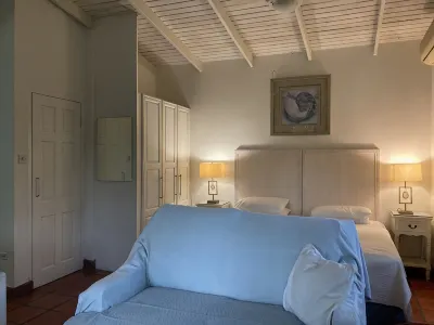 Ground Floor Apt with garden only 3 mins walk to Beach and Beach Club Hotels in 