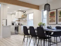 Perfect for large groups, lots of parking, 5BRs, Game Room, Fast Wifi Hotels in Kitchener