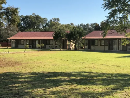 Outback Quarters Motel Hay and Restaurant