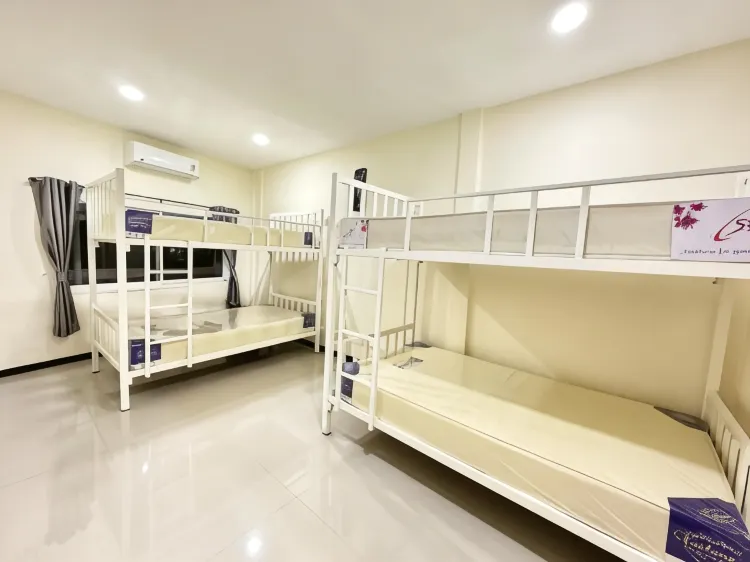 เตียงในห้องพักรวมชายหญิง 4 เตียง