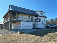 RIVERFRONT  NEW 4-bedroom house with WiFi and AC in Calico Rock Hotels in Izard County
