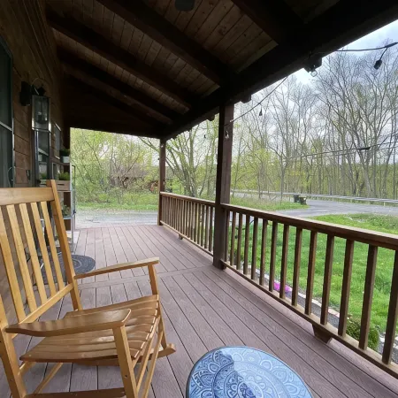 Cozy Catskill Cabin w/ 10-minute Walk to Downtown Catskill Отели в г. Катскилл