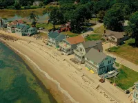 PRIVATE BEACH: BEACHFRONTS & BALCONIES @ NIANTIC W/ 6 QUEENS Hotels in Niantic