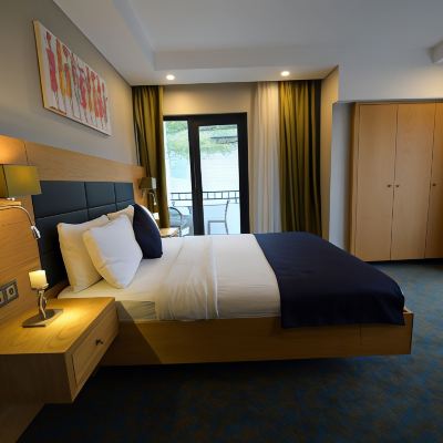 Deluxe Double Room With Partial Sea View