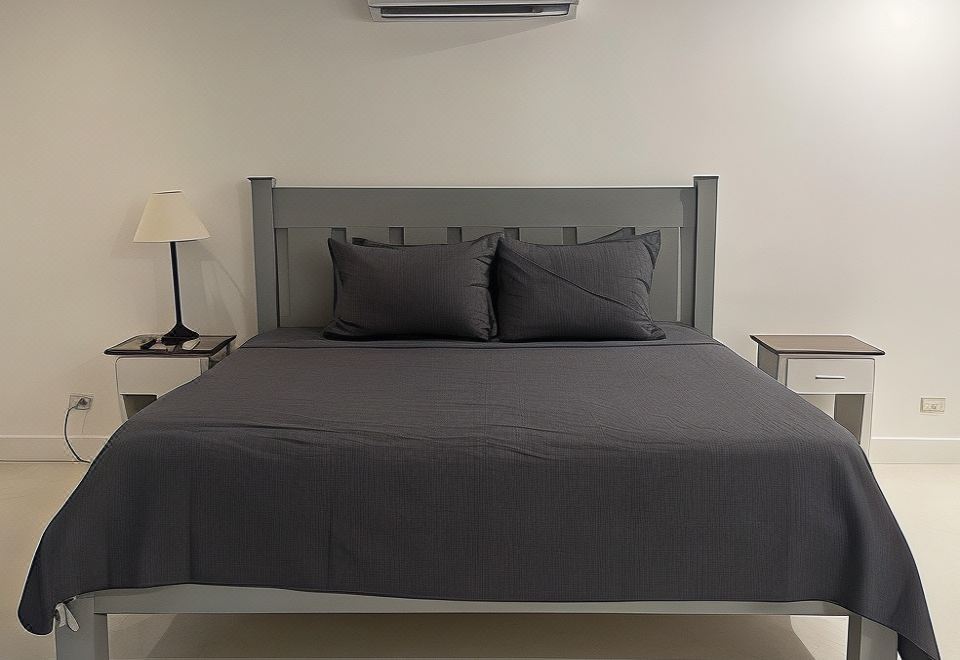 特大床房間帶泳池景觀-無煙