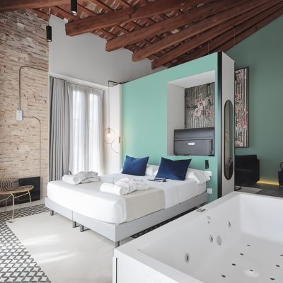 Suite With Hot Tub You & Co. Quart Boutique Promo Code