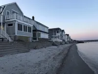 PRIVATE BEACH: BEACHFRONTS & BALCONIES @ NIANTIC W/ 6 QUEENS Hotels in Niantic