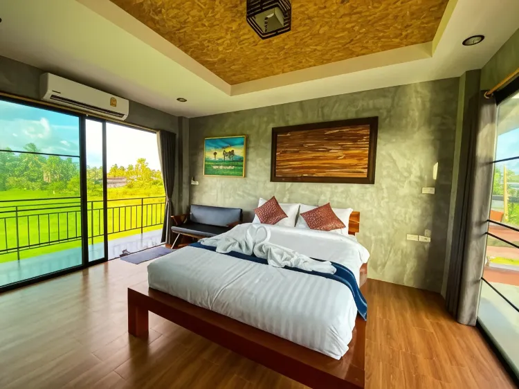 ห้องดีลักซ์ เตียงใหญ่ พร้อมระเบียง