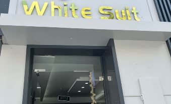 Grand WHITE SUIT Hotel