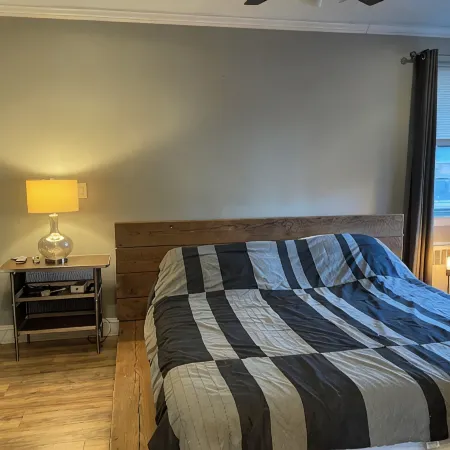 De Luxe King-Size Bed Master Bedroom + 2 Sleeping Sofas in LR - Whole Suite 79
