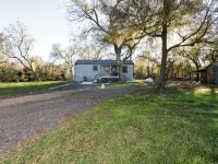 Cozy Cabin on the Creek with WiFi and AC in Delightful Belton ベルトンのホテル