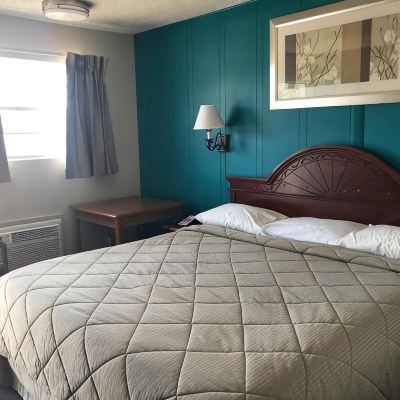 Basic Single Room, 1 King Bed, Non Smoking Lakeside inn Promo Code