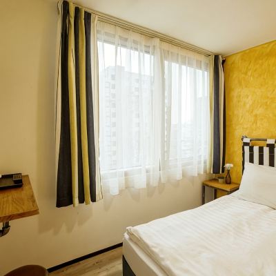 Double Bed (Dayuse) Yesinn @YMT Youth Hostel Promo Code
