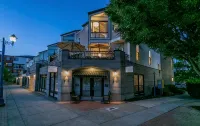 Gorgeous Lake Front Home, Central Location