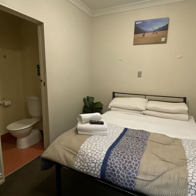 Queen Ensuite Without Window