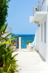 Roadside Apartment of Beachfront Property! AC & WiFi