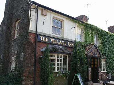 ที่พัก The Village Inn โรงแรมใน