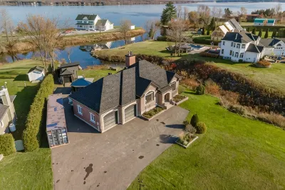 Waterfront Oasis: Luxury Retreat Between Ottawa and Montreal Hotele w: 