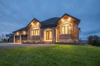 Waterfront Oasis: Luxury Retreat Between Ottawa and Montreal Hotele w: 