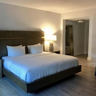 Deluxe King Room Sunset Inn Promo Code