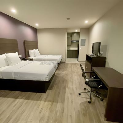 Suite-2 Queen Beds, Non-Smoking, Flat Screen Television, Full Kitchen, Dining Table, High Speed Internet Access