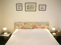 Sea view garden apartment with pool option. Near beach between Nice and Monaco エズのホテル