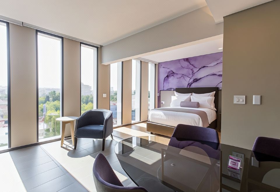 初級房，1張特大床，小廚房，城市景觀