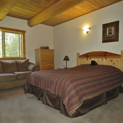Comfort Double Room, 1 Queen Bed, Shared Bathroom (Bison)