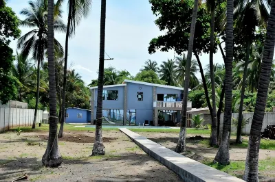 Spacious 5-bedroom house with capacity of 20+ people in Playa Metalio Sonsonate Hoteles en 