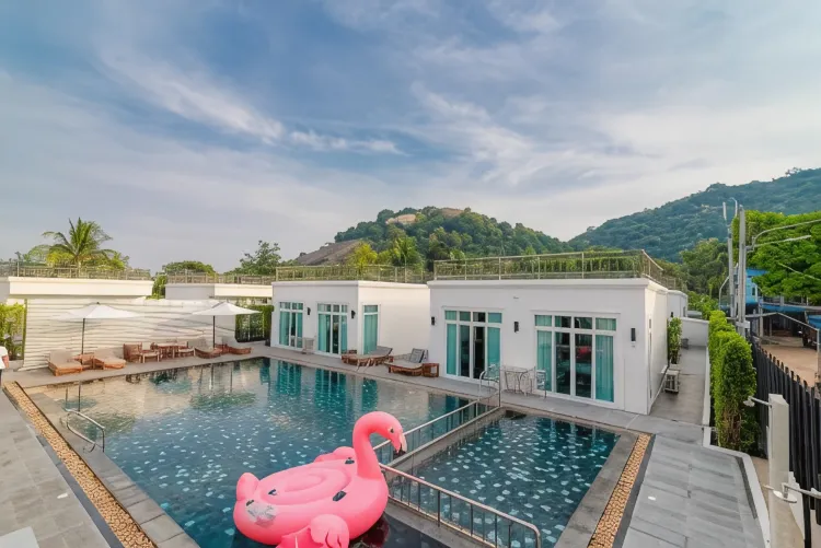 ห้องริมสระใหญ่