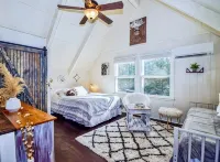 Blue Ridge Mountains Cabin • Mountain Bike Storage • Firepit • Outdoor Theater