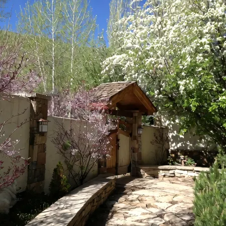Home for 22, Ski Shuttle, Hot Tub, Pool, Dog OK Tennis/Pickleball/Pool Table