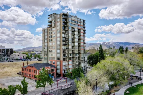 Charming Riverwalk Retreat – Spacious Downtown Condo