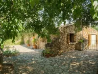 Holiday House for 6 Persons, with Swimming Pool Hotels in Buger