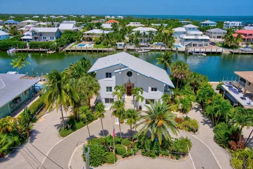 Sleeps 10 - Private house with 110’ of Deep Water Dockage, Pool, Hot Tub & more!