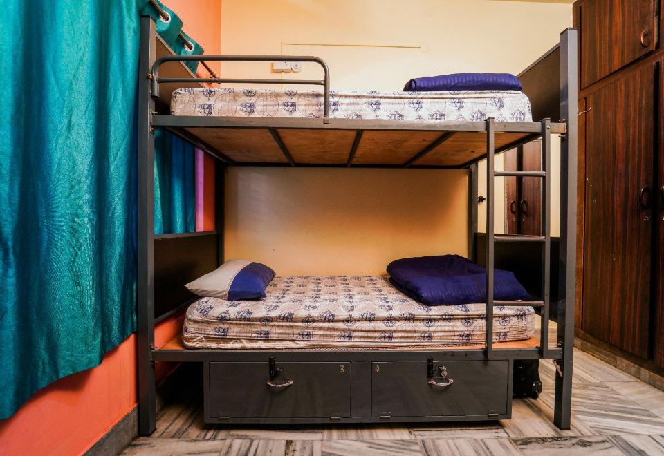 4床混合宿舍带共用浴室