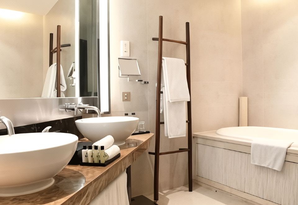 湖景经典特大床房直通俱乐部