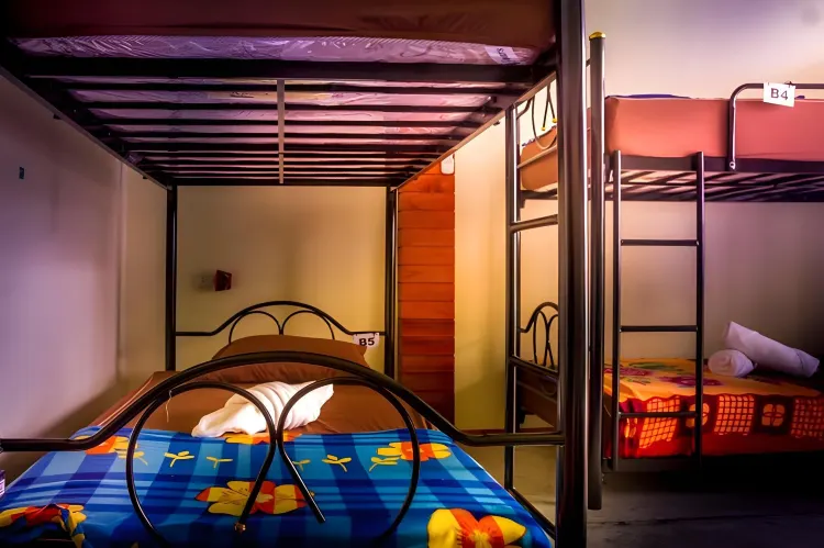 ห้องพักรวมชายหญิง 8 เตียง